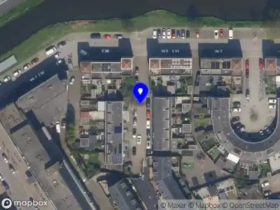 Ambulance met grote spoed naar de Burgemeester Honnerlage Gretepad in Schiedam