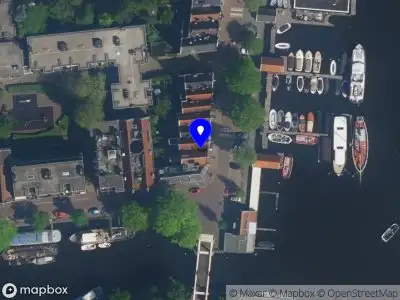 Ambulance met grote spoed naar de Zandhoek in Amsterdam