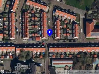Brandweer met grote spoed naar de Evertsenstraat in Leeuwarden vanwege voertuigbrand