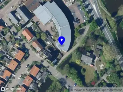 Ambulance met grote spoed naar de Burgemeester Jan Schoonstraat in Oosthuizen