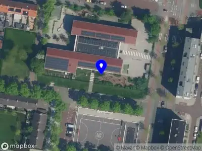 Ambulance met grote spoed naar de Pierre Cuypershof in Amsterdam