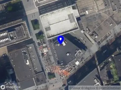Ambulance met grote spoed naar de Kruiskade in Rotterdam