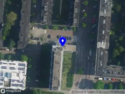 Ambulance met grote spoed naar de Almstraat in Amsterdam