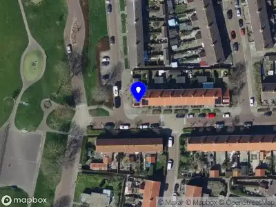 Ambulance met grote spoed naar de President Paterstraat in Hellevoetsluis