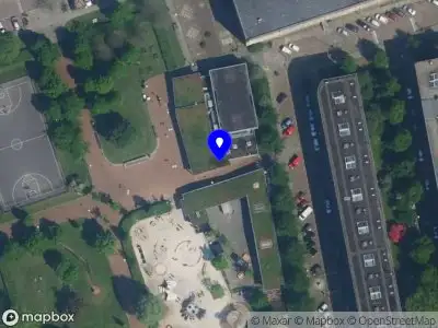 Ambulance met gepaste spoed naar de Wachterliedplantsoen in Amsterdam