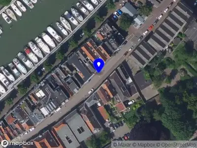 Ambulance met grote spoed naar de Varkenmarkt in Dordrecht