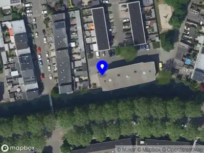 Ambulance met gepaste spoed naar de Van Ravesteyn-erf in Dordrecht