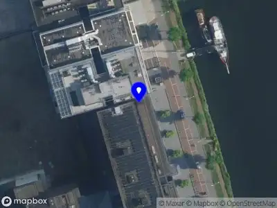 Ambulance met gepaste spoed naar de Danzigerkade in Amsterdam