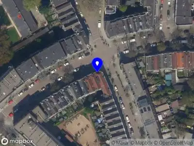 Ambulance met gepaste spoed naar de 2e Schansstraat in Rotterdam