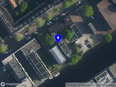 Ambulance met grote spoed naar de Nieuwe Batavierstraat in Amsterdam