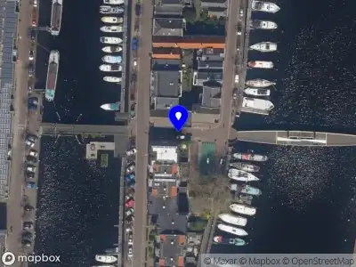 Ambulance met grote spoed naar de Moutersteeg in Rotterdam