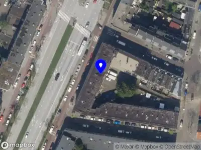 Ambulance met gepaste spoed naar de Dorpsweg in Rotterdam