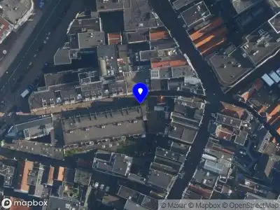 Ambulance met gepaste spoed naar de Nieuwezijds Armsteeg in Amsterdam