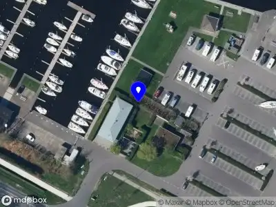 Politie met grote spoed naar de Plattedijk in Lemmer vanwege voertuigen te water