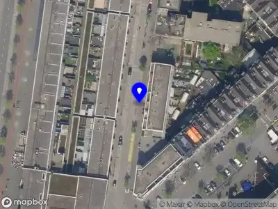 Ambulance met grote spoed naar de Herman Costerstraat in Rotterdam