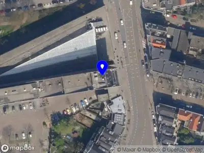 Ambulance met gepaste spoed naar de Bergweg in Rotterdam