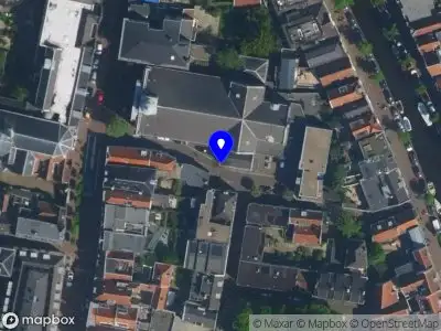 Ambulance met gepaste spoed naar de Donkere Begijnhof in Haarlem