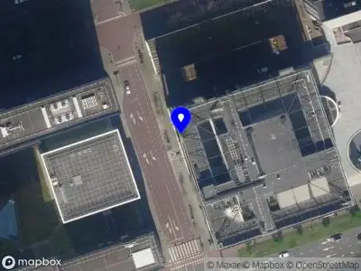 Ambulance met grote spoed naar de Delftse Poort in Rotterdam