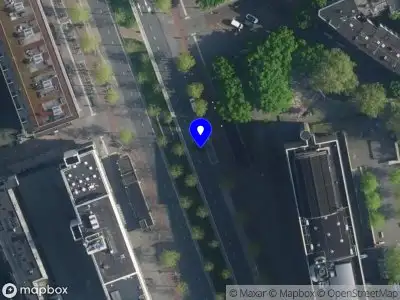 Ambulance met grote spoed naar de Metrostation Wibautstraat in Amsterdam