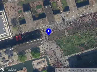 Ambulance met grote spoed naar de Hoogstraat in Rotterdam