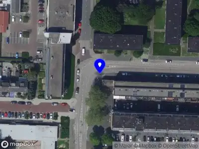 Ambulance met gepaste spoed naar de Maarten Harpertsz. Trompweg in Dordrecht