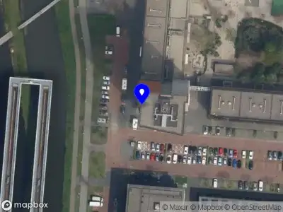 Ambulance met grote spoed naar de Robert van 't Hoffstraat in Rotterdam