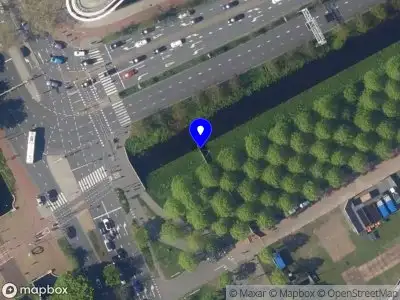 Ambulance met grote spoed naar de Koningskade in 's-Gravenhage