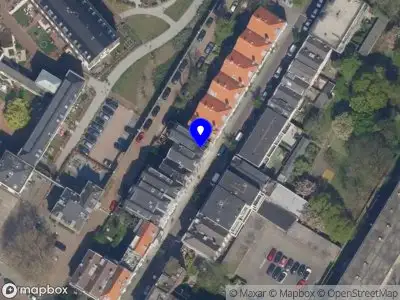 Ambulance met grote spoed naar de Burgemeester Roosstraat in Rotterdam