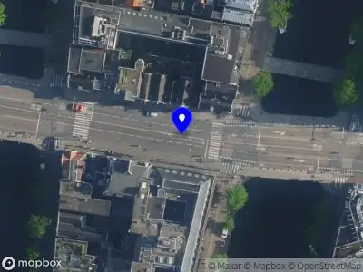 Ambulance met grote spoed naar de Blauwburgwal in Amsterdam