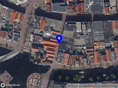 Ambulance met grote spoed naar de Donkersteeg in Leiden