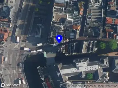 Ambulance met gepaste spoed naar de Langebrugsteeg in Amsterdam