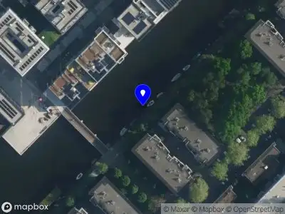 Ambulance met grote spoed naar de Oostenburgerkade in Amsterdam