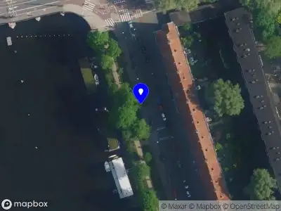 Ambulance met gepaste spoed naar de Weesperzijde in Amsterdam