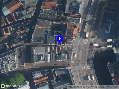 Ambulance met grote spoed naar de Taksteeg in Amsterdam