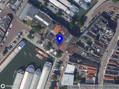 Ambulance met grote spoed naar de Korte Kalkhaven in Dordrecht