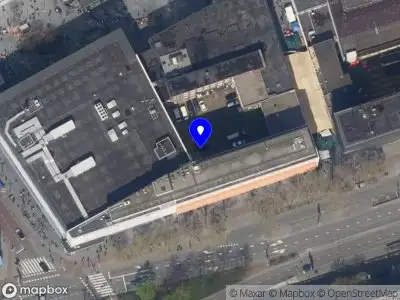 Ambulance met grote spoed naar de 2e Westblaakhof in Rotterdam