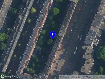 Ambulance met grote spoed naar de Tweede Hugo de Grootstraat in Amsterdam