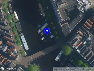 Politie met grote spoed naar de Kromme Waal in Amsterdam vanwege personen te water