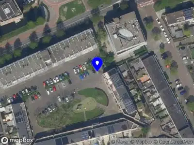 Ambulance met grote spoed naar de Franciscahof in Vlaardingen