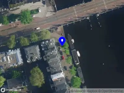 Ambulance met grote spoed naar de Sarphatikade in Amsterdam