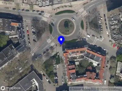 Ambulance met gepaste spoed naar de Burgemeester Meineszplein in Rotterdam