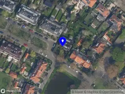 Ambulance met grote spoed naar de Burgemeester de Villeneuvesingel in Rotterdam