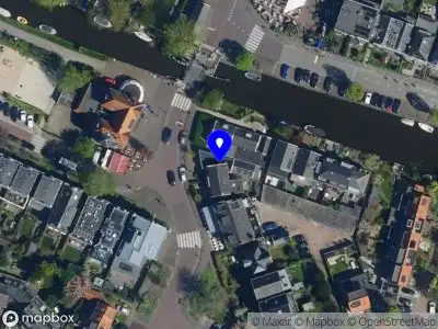 Ambulance met grote spoed naar de Raadhuisplein in Abcoude