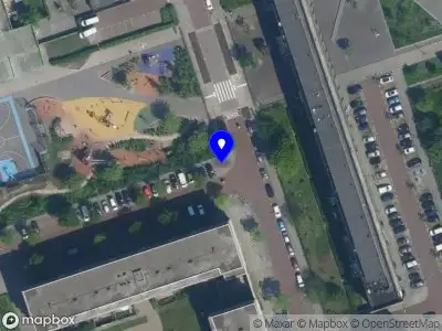 Ambulance met grote spoed naar de Simonskerkestraat in Amsterdam
