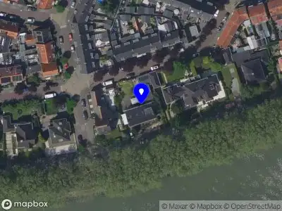 Ambulance met grote spoed naar de Adriaan Volkersingel in Sliedrecht