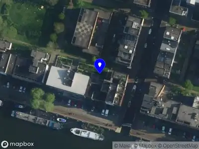 Ambulance met grote spoed naar de Javakade in Amsterdam