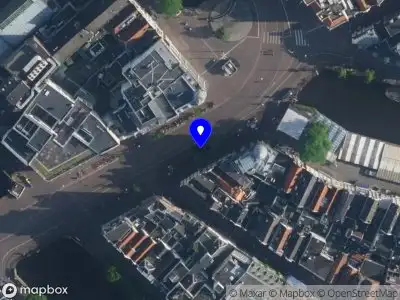 Ambulance met gepaste spoed naar de Koningsplein in Amsterdam