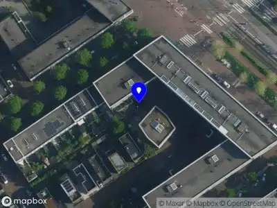 Ambulance met grote spoed naar de Pieter Holmplein in Amsterdam