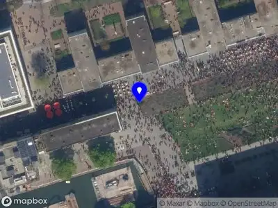 Ambulance met grote spoed naar de Hoogstraat in Rotterdam