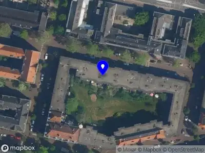 Ambulance met gepaste spoed naar de Roggeveenstraat in Amsterdam